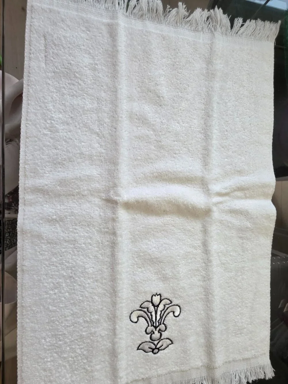 Nicole Miller 100% cotton embroidered 11x16 white/blk hand towels (3)